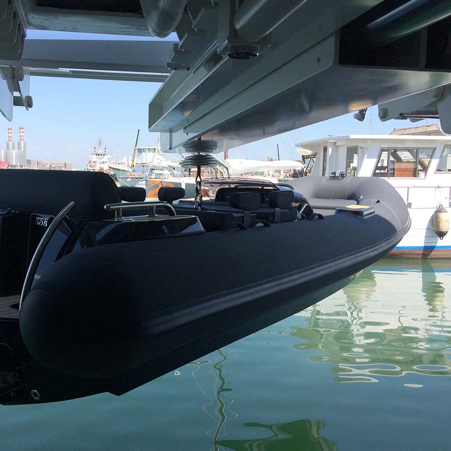 Imbarco di un jet ski utilizzando la gruetta G 433 di Besenzoni.