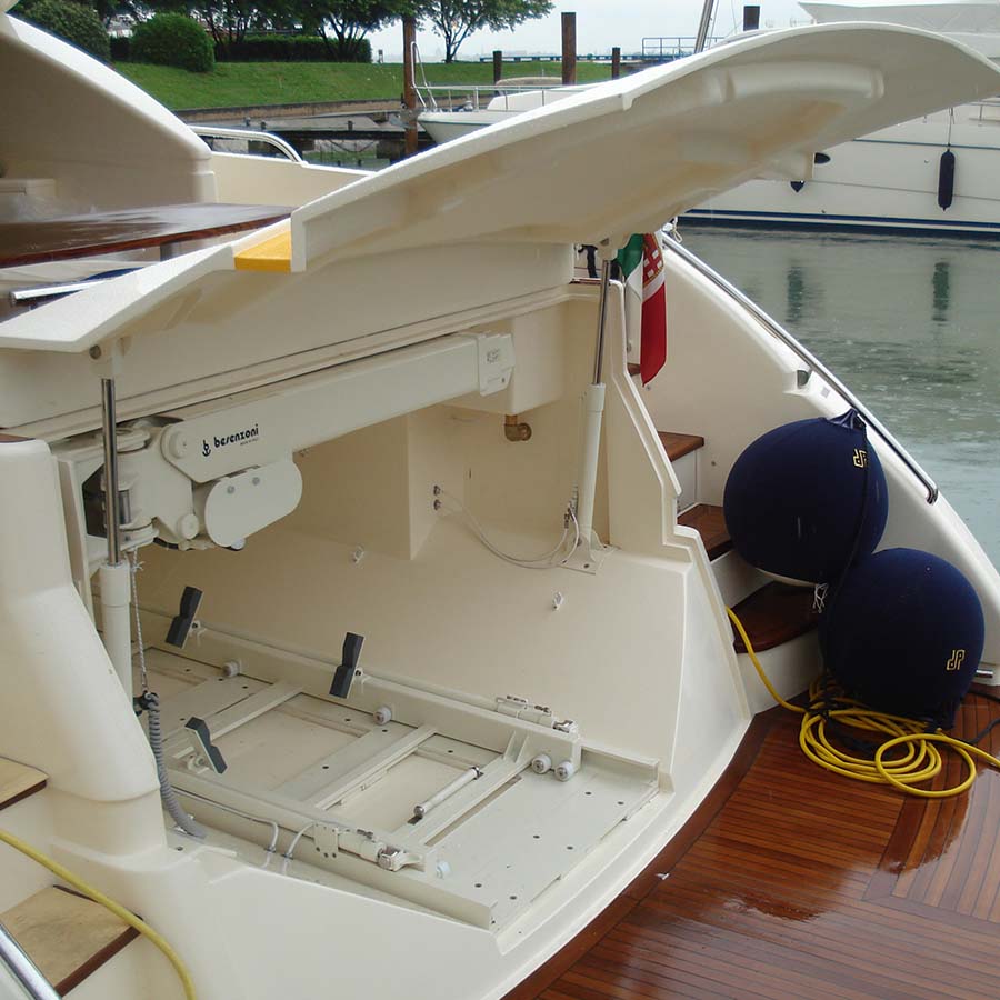 Gru idraulica risposta nel vano garage