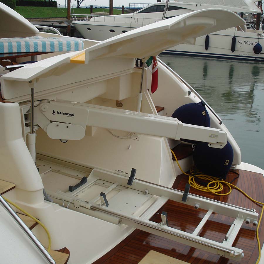 Gru idraulica in fase di rotazione