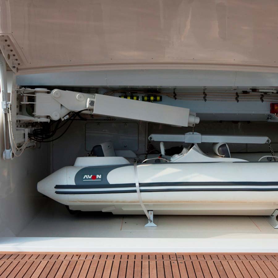Vano garage di uno yacht, al cui interno sono riposti un tender e la gru G 433