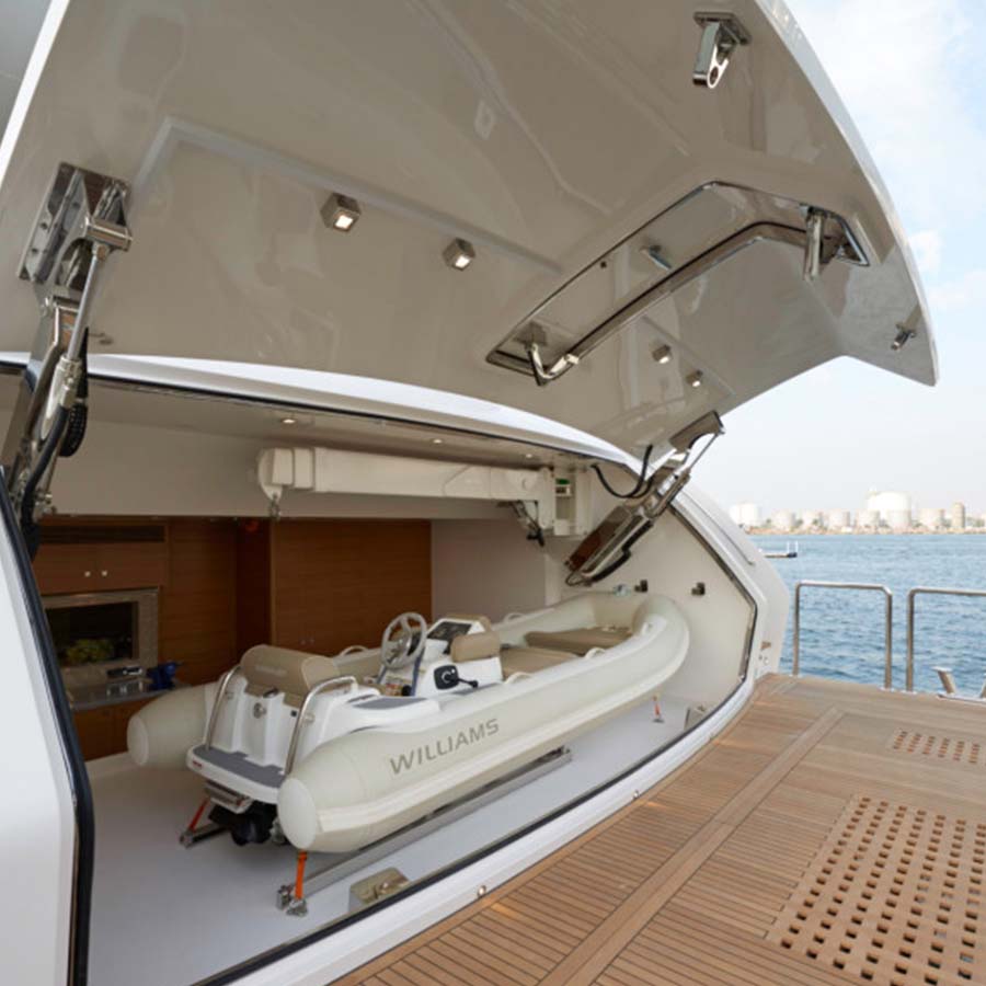 Garage su uno yacht, contenente sia un'imbarcazione ausiliaria che la gruetta G 433.