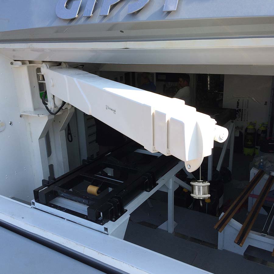 Gru con braccio telescopico 400 kg installata in garage della barca