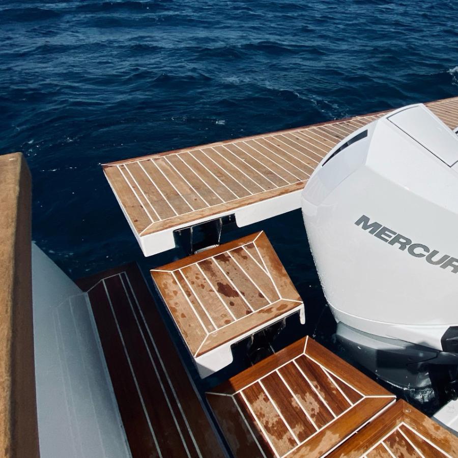 plancetta automatica per barche con motori fuoribordo con funzione di scala bagno