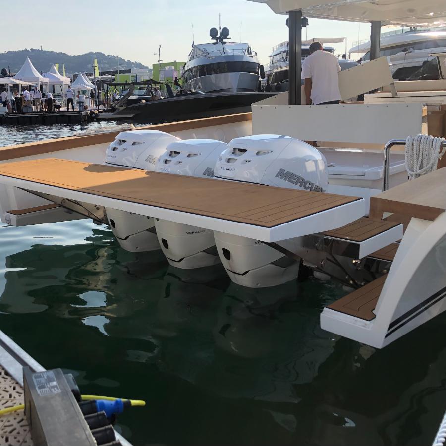 Plancetta con funzione integrata di scala adatta per imbarcazioni fuoribordo