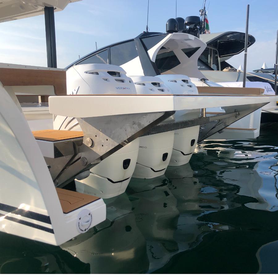 plancetta per barche fuoribordo sollevata sopra livello dell'acqua