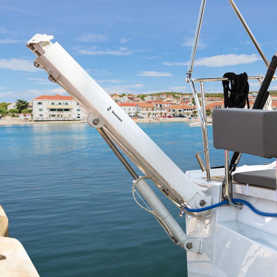 Vista laterale della pedana automatica PI 461 Miss con struttura in acciaio verniciato bianco