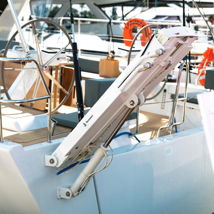 Vista laterale della passerella idraulica PI 461 Miss con struttura bianca