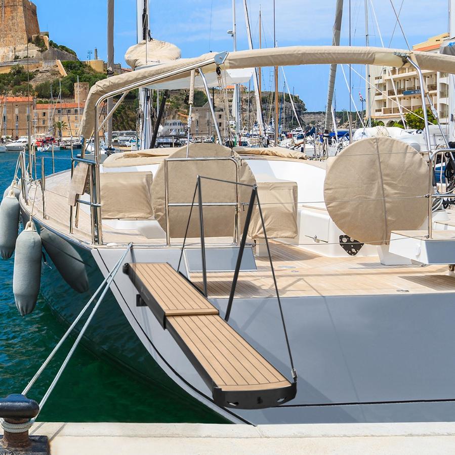 Vista frontale della passerella automatica in acciaio verniciato montata su imbarcazione a motore