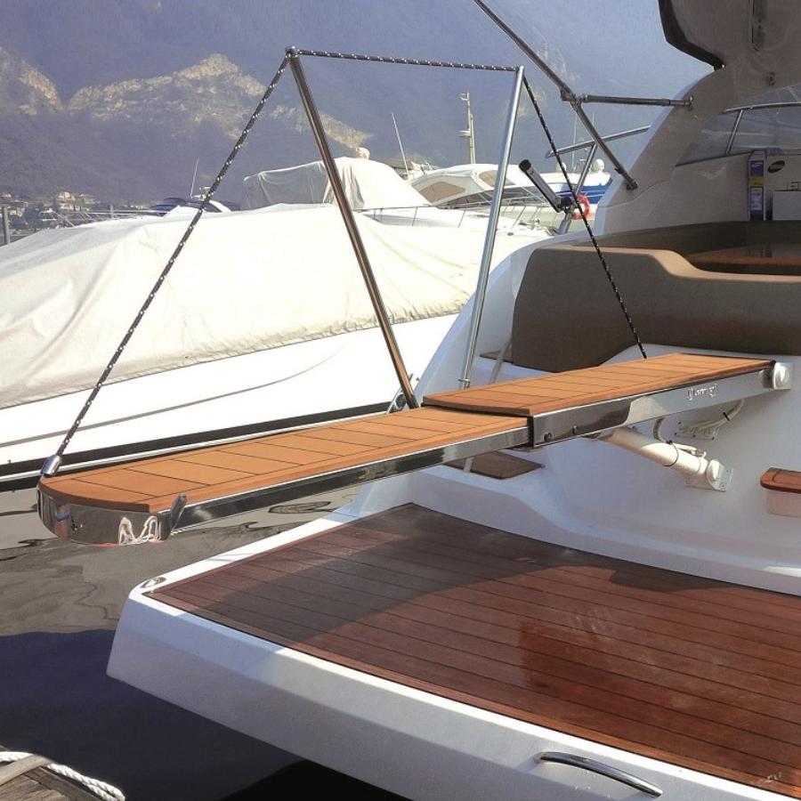 1.Passerella idraulica automatica esterna PI 759 Young completamente estesa su uno yacht 