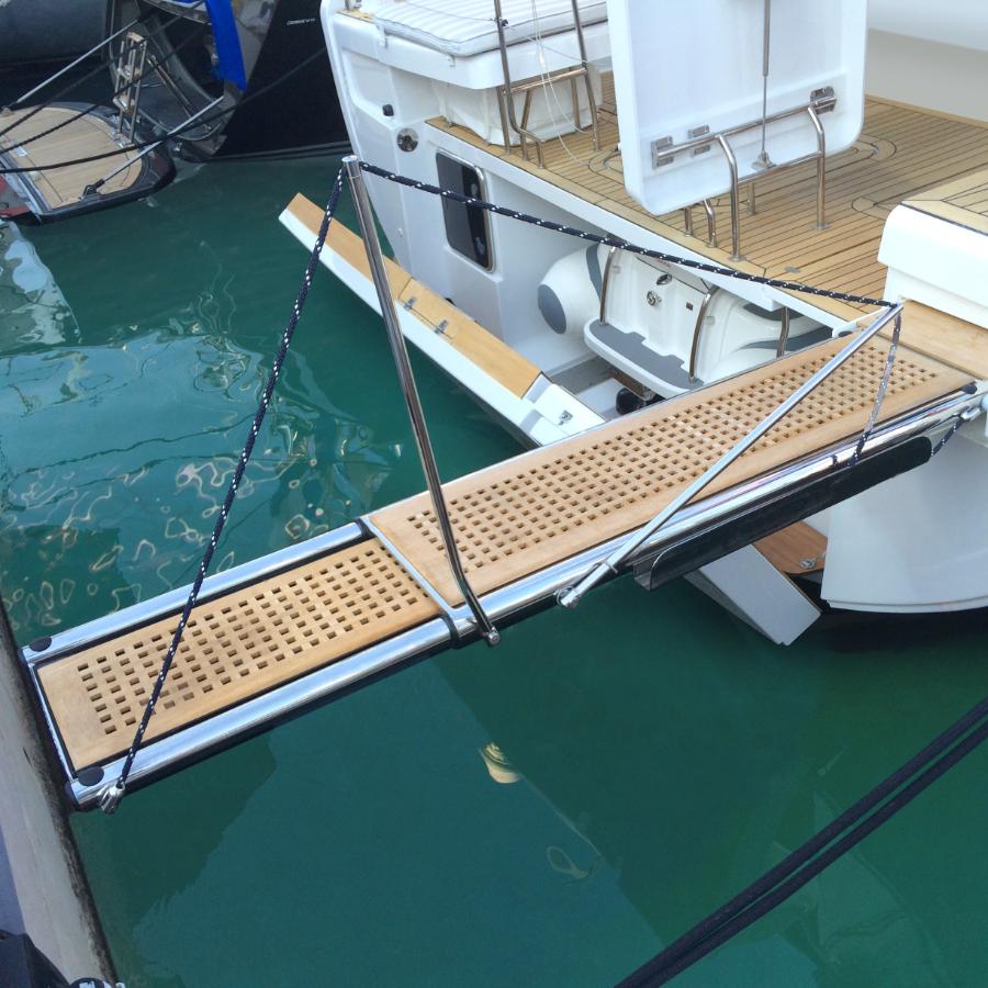 Passerella idraulica rientrante a due stadi per imbarcazioni a motore e a vela 
