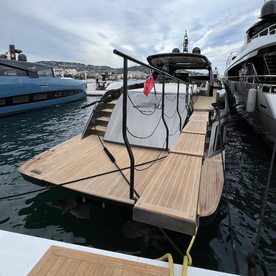 pedana telescopica e girevole per yacht tutta aperta