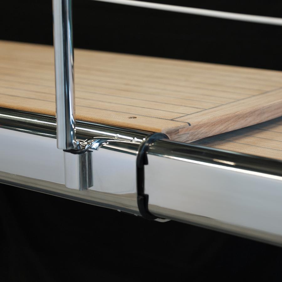 dettaglio della struttura in acciaio e dei candelieri