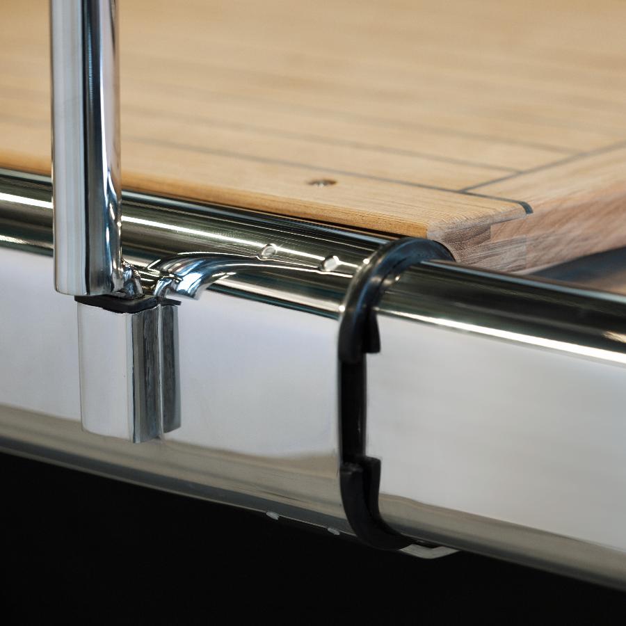 struttura in acciaio lucido e pedana in teak