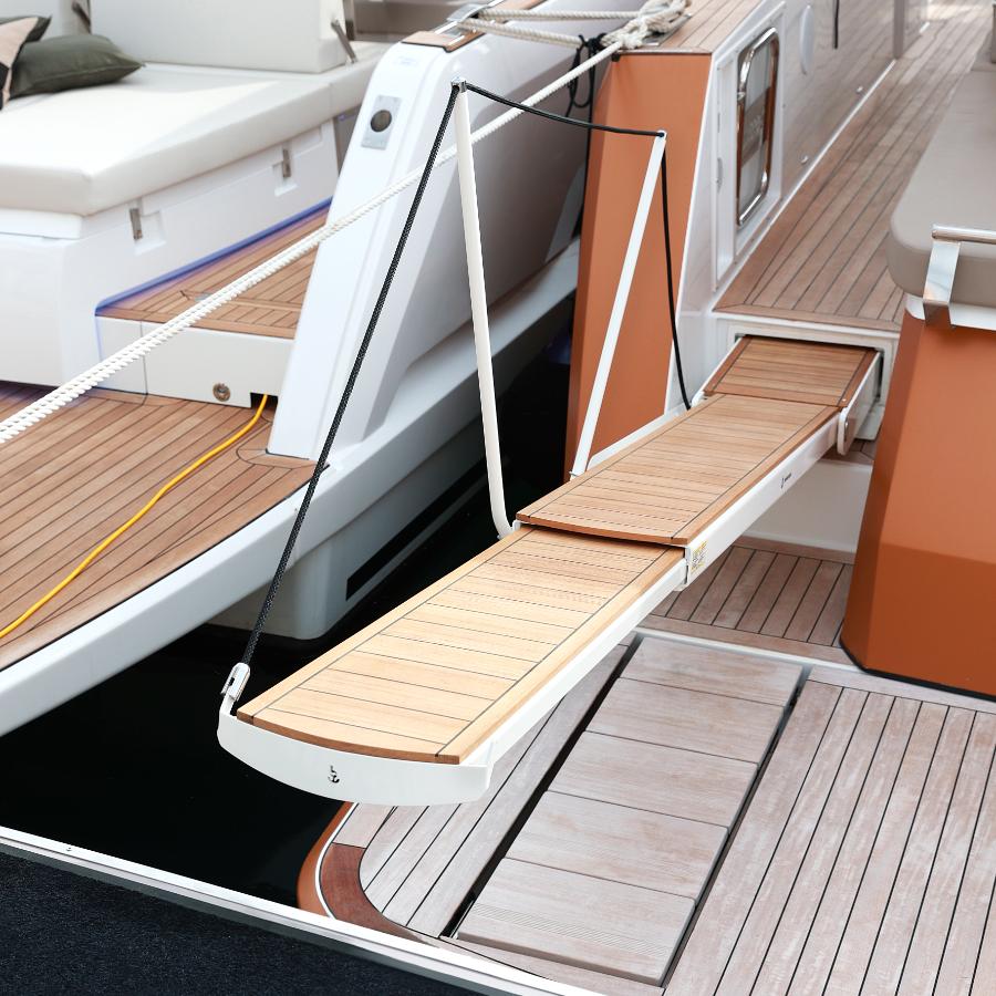 Passerella rientrante PI 692 Young con movimentazione idraulica montata a bordo di uno yacht