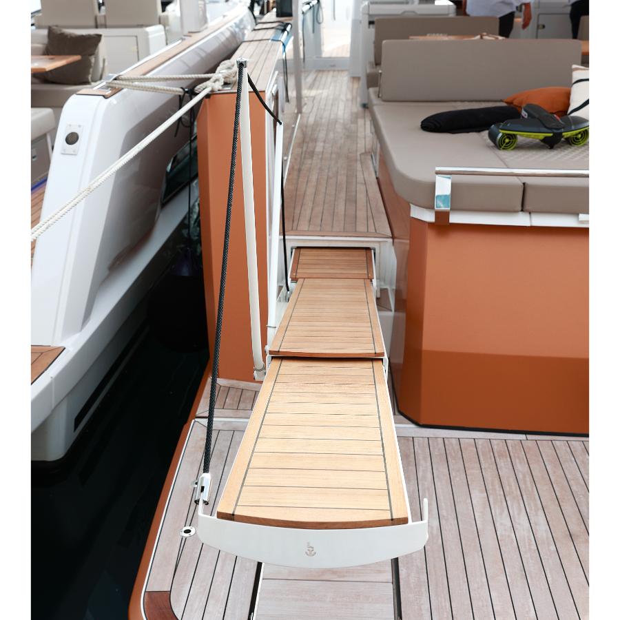 Pedana a scomparsa PI 692 Young in teak su un'imbarcazione da diporto