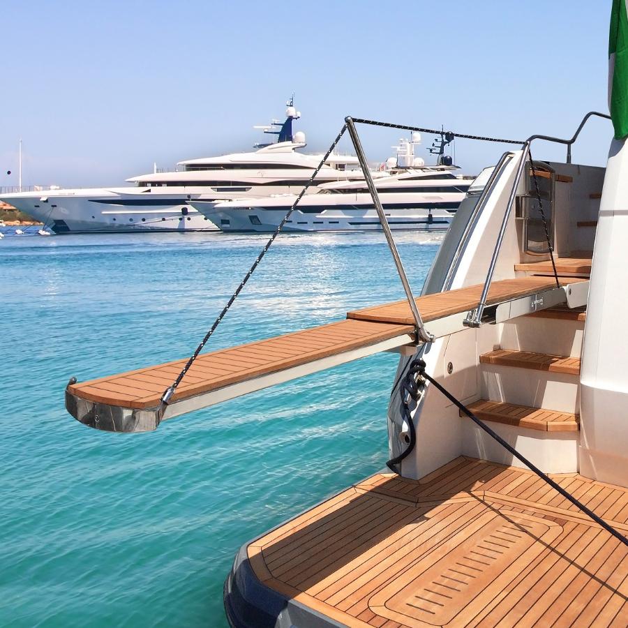 Besenzoni passerella idraulica rientrante PI 692 Young per barca a motore