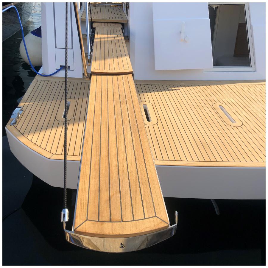 Vista frontale della pedana rientrante con movimentazione idraulica PI 692 young su yacht 