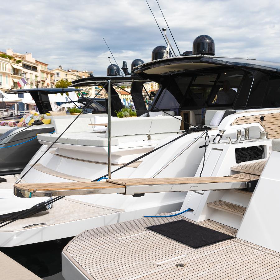 pedana idraulica in acciaio lucido vista lateralmente 