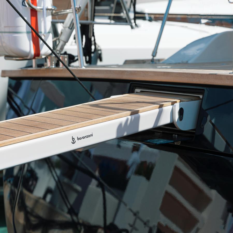 Dettaglio del fianco verniciato bianco della passerella PI 692 Young