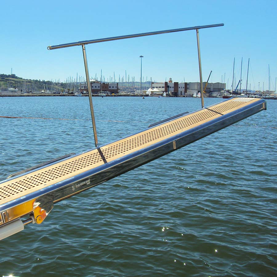 besenzoni passerella rientranti idraulica a singolo stadio PI 394 struttura in acciaio inox lucido e pedana in teak