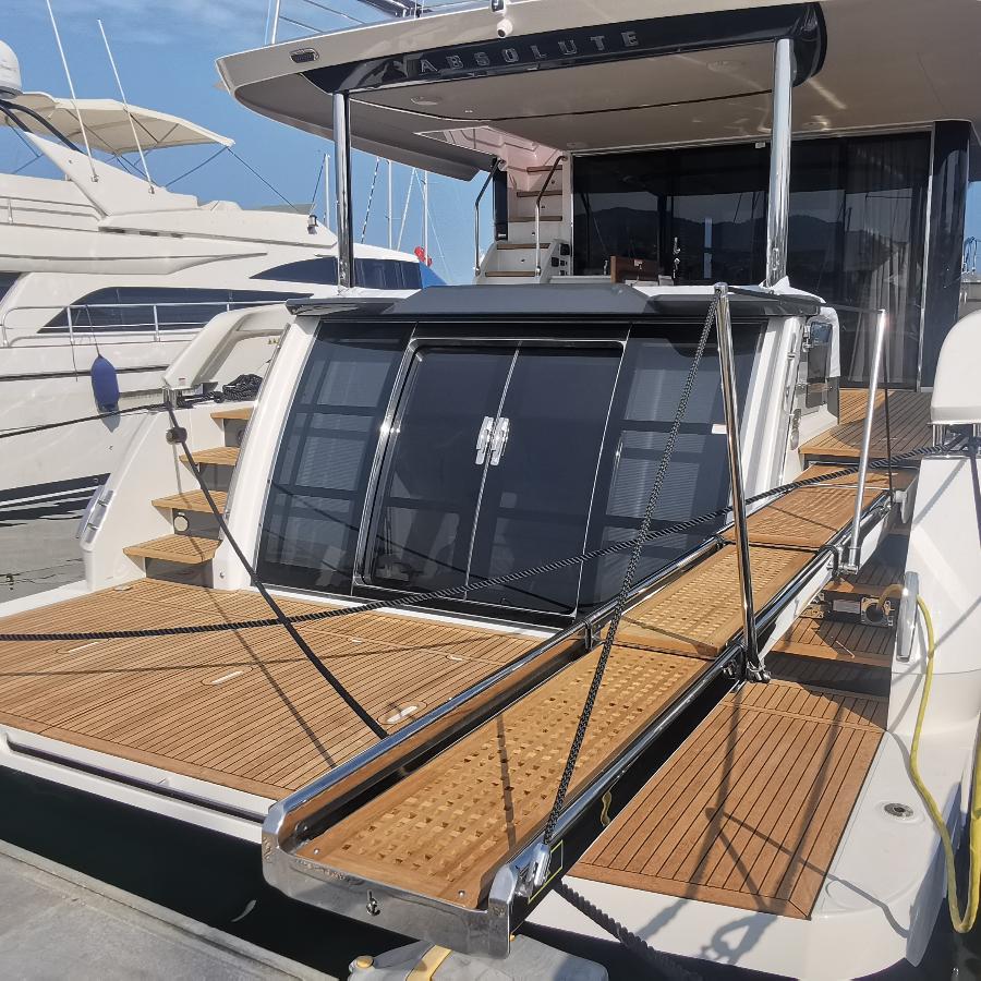 Passerella rientrante con carabottino di teak a tre stadi su barca a motore