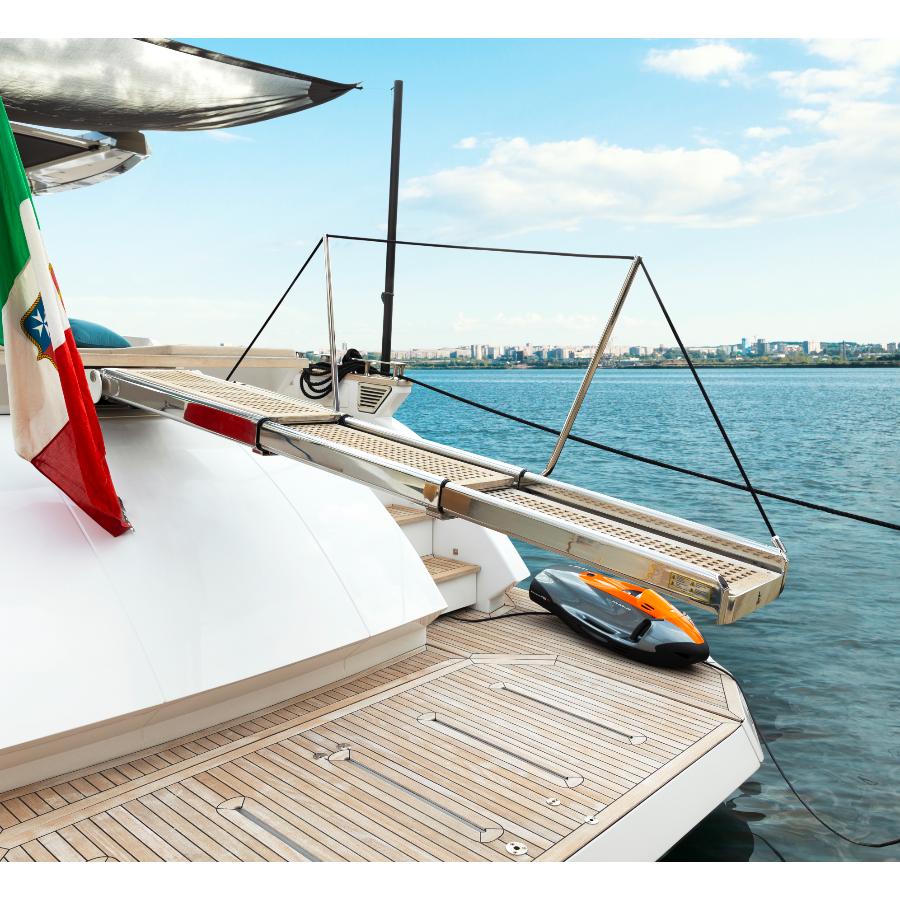 Vista laterale di pedana nautica automatica aperta installata su yacht 