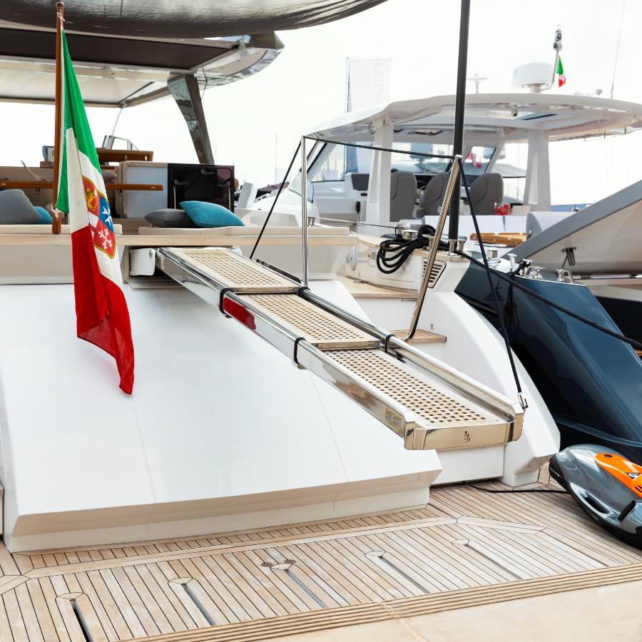 Passerella in acciaio automatica per accesso alla banchina dallo yacht