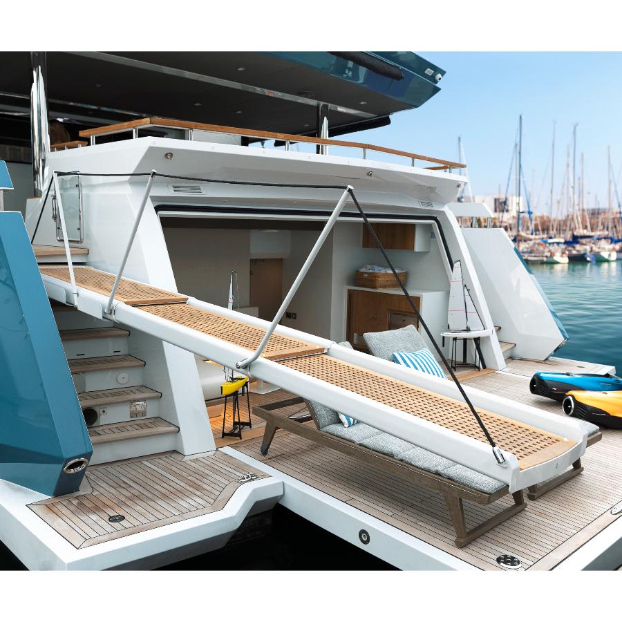 passerella verniciata bianca con camminamento in carabottino