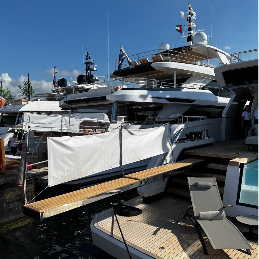 Passerella rientrante idraulica Besenzoni per yacht