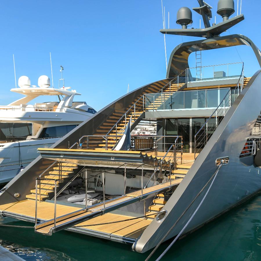 grande yacht con portellone aperto nella zona di poppa e passerella idraulica tutta estesa