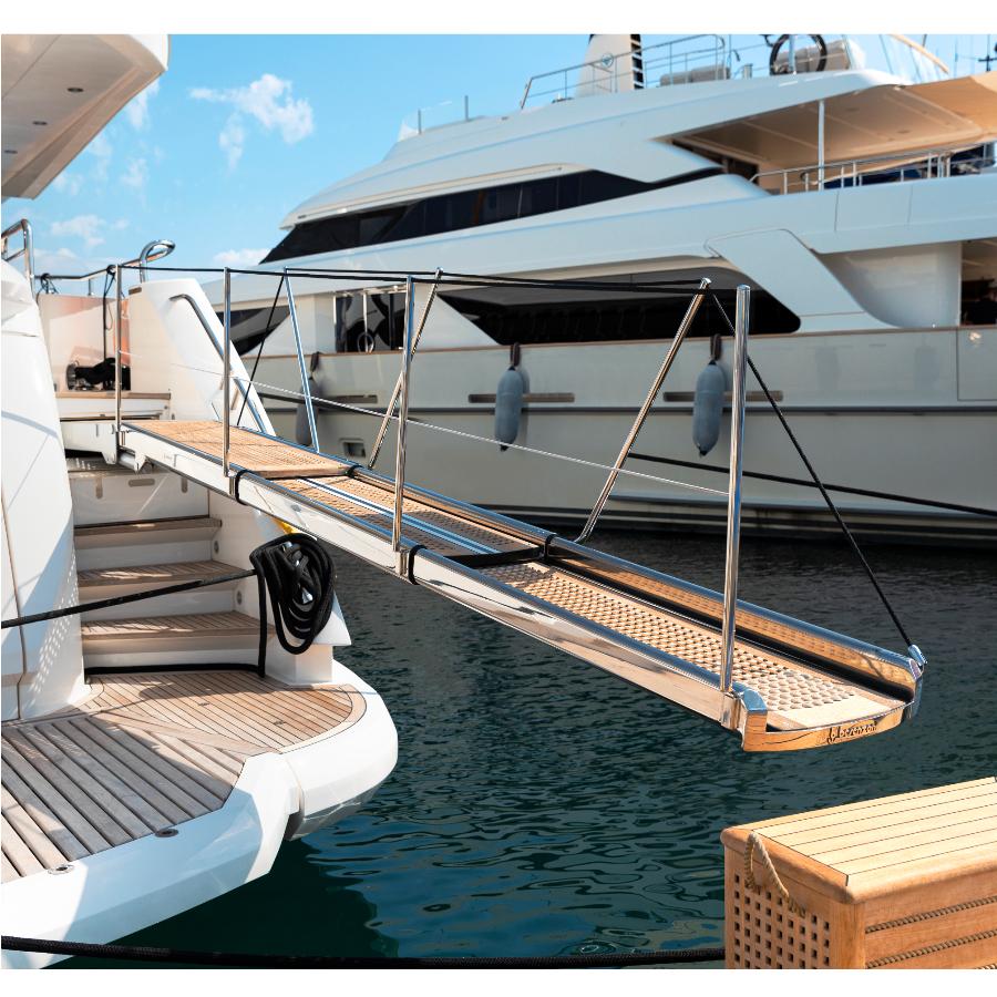 Passerella idraulica a tre segmenti, completa di pedana in legno di teak, adatta per imbarcazioni a motore di grandi dimensioni 