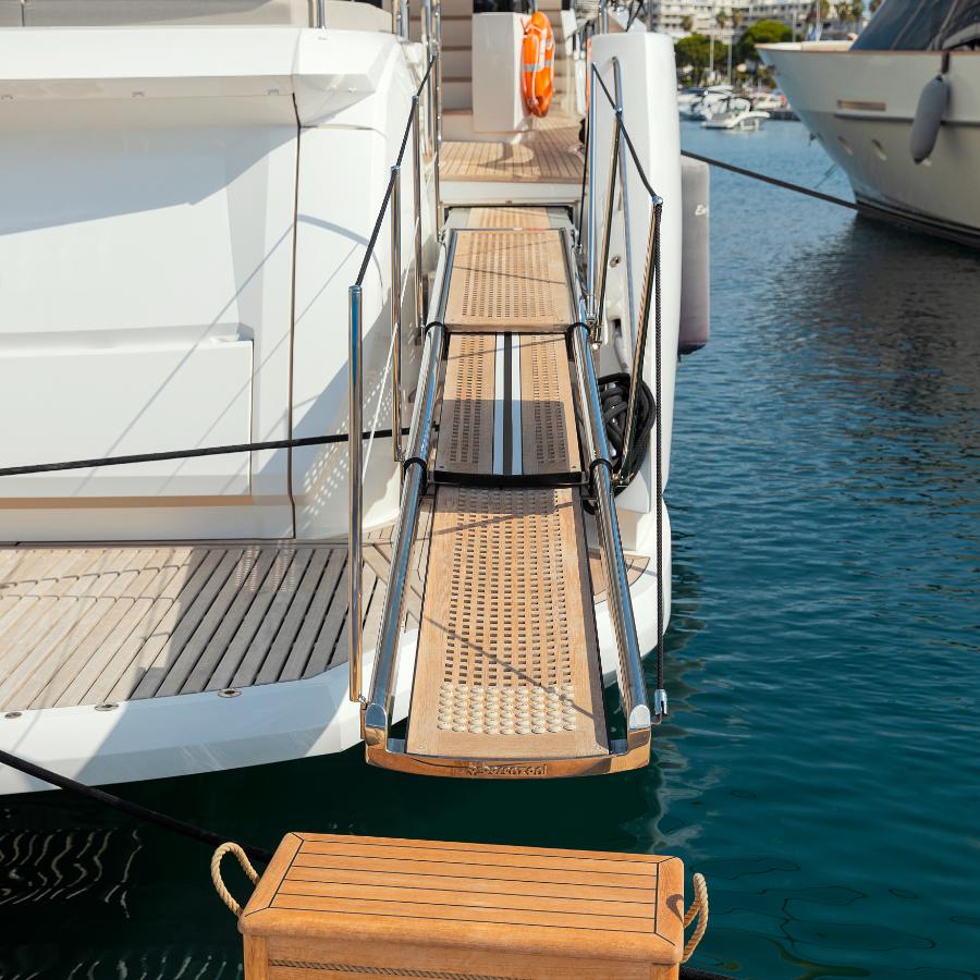 Passerella idraulica composta da tre sezioni, dotata di piattaforma in teak, ideale per imbarcazioni a motore di grandi dimensioni 