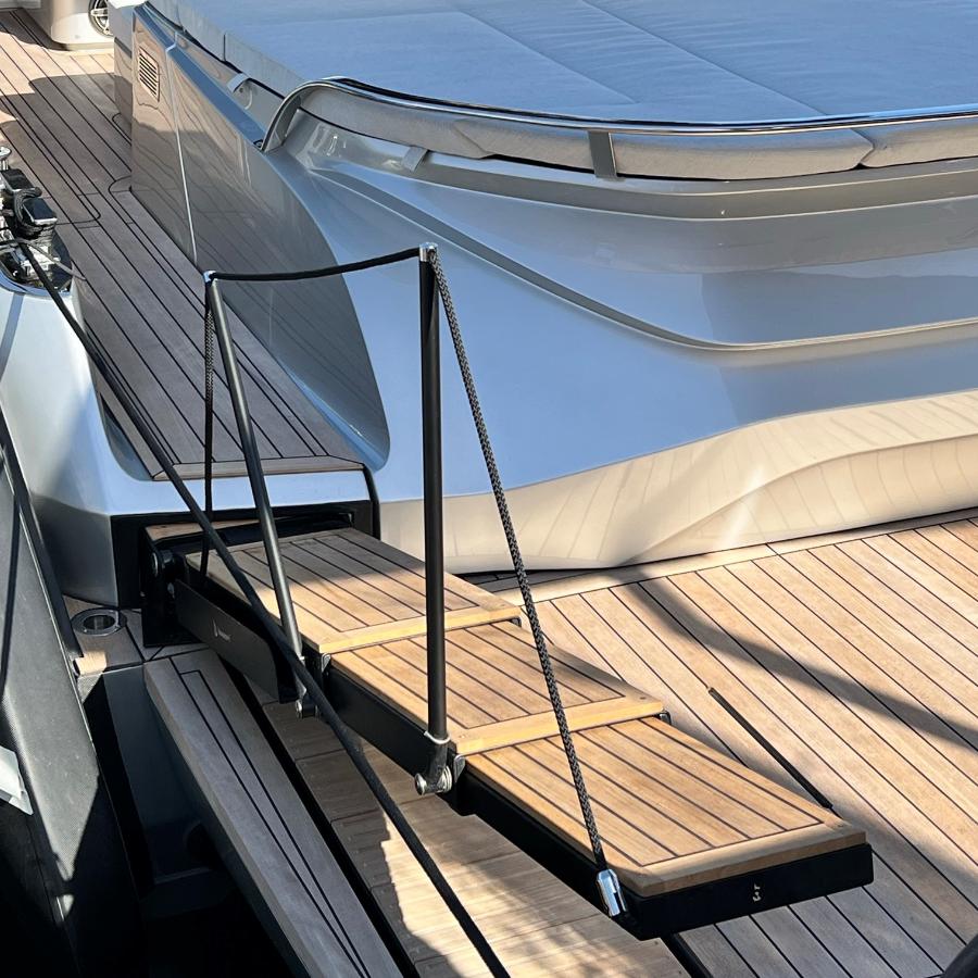 vista frontale di passerella automatica con pedana in teak