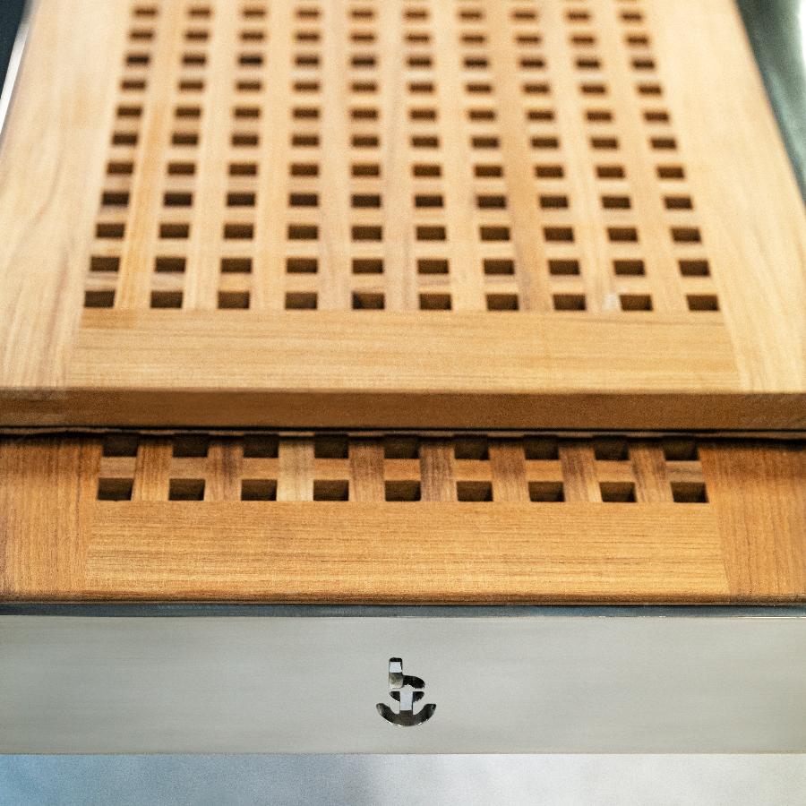 Dettaglio di pedana idraulica automatica rientrante installata su barca a motore