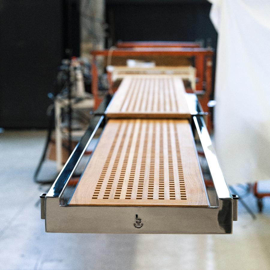 Pedana automatica idraulica a scomparsa Besenzoni con carabottino in teak e struttura in acciaio AISI316 lucido completamente aperta