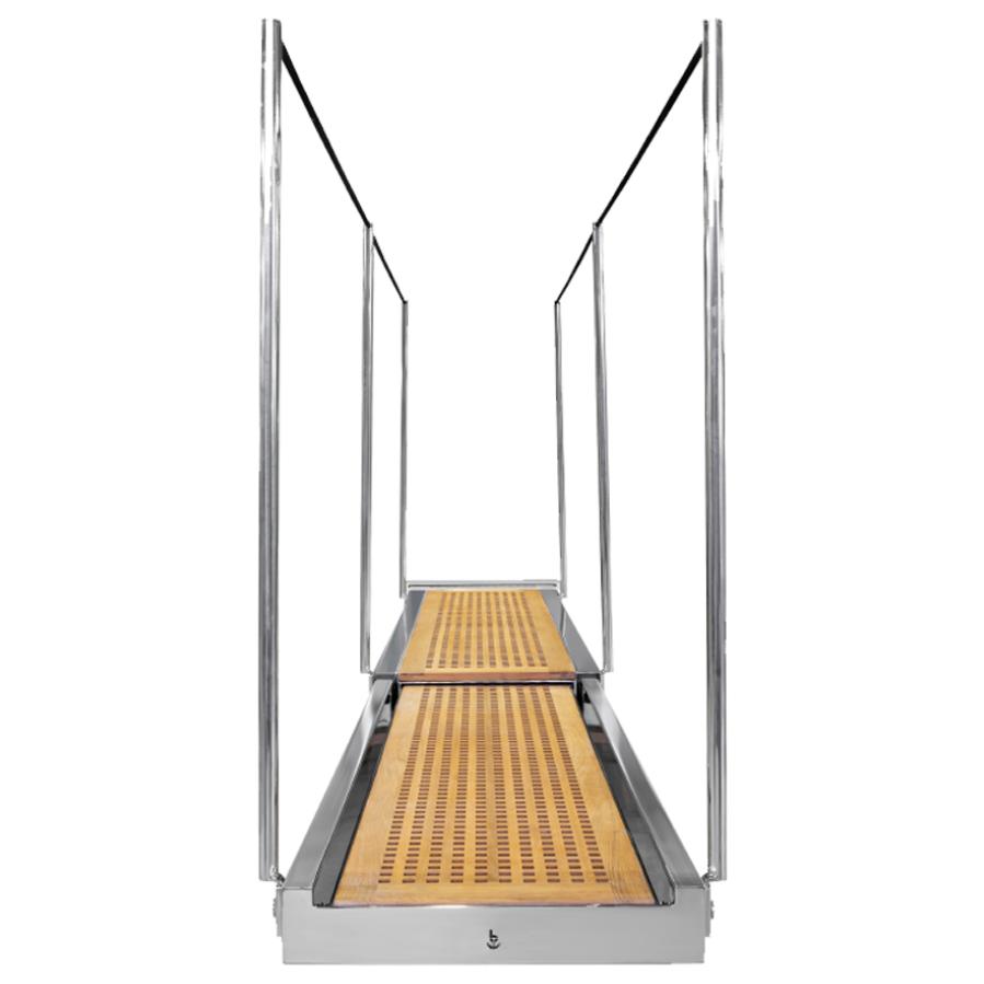 Vista frontale di passerella idraulica automatica rientrante con carabottino in teak e acciaio AISI316 per yacht