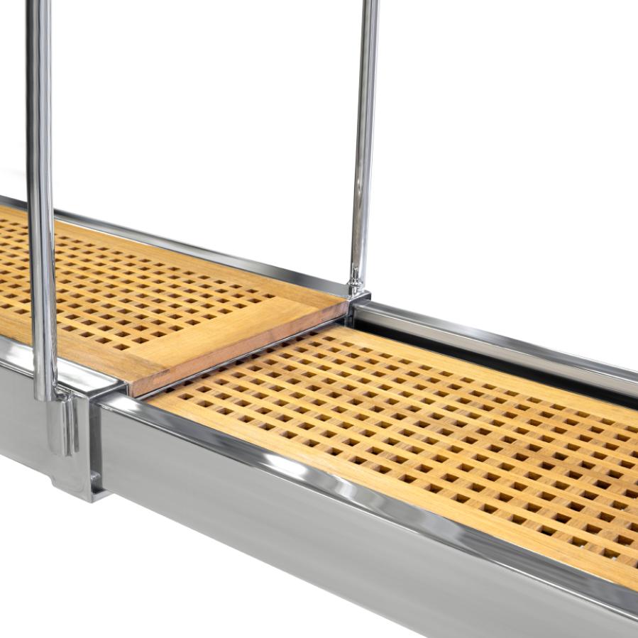 Dettaglio di passerella idraulica rientrante con carabottino in teak e acciaio AISI316 per yacht