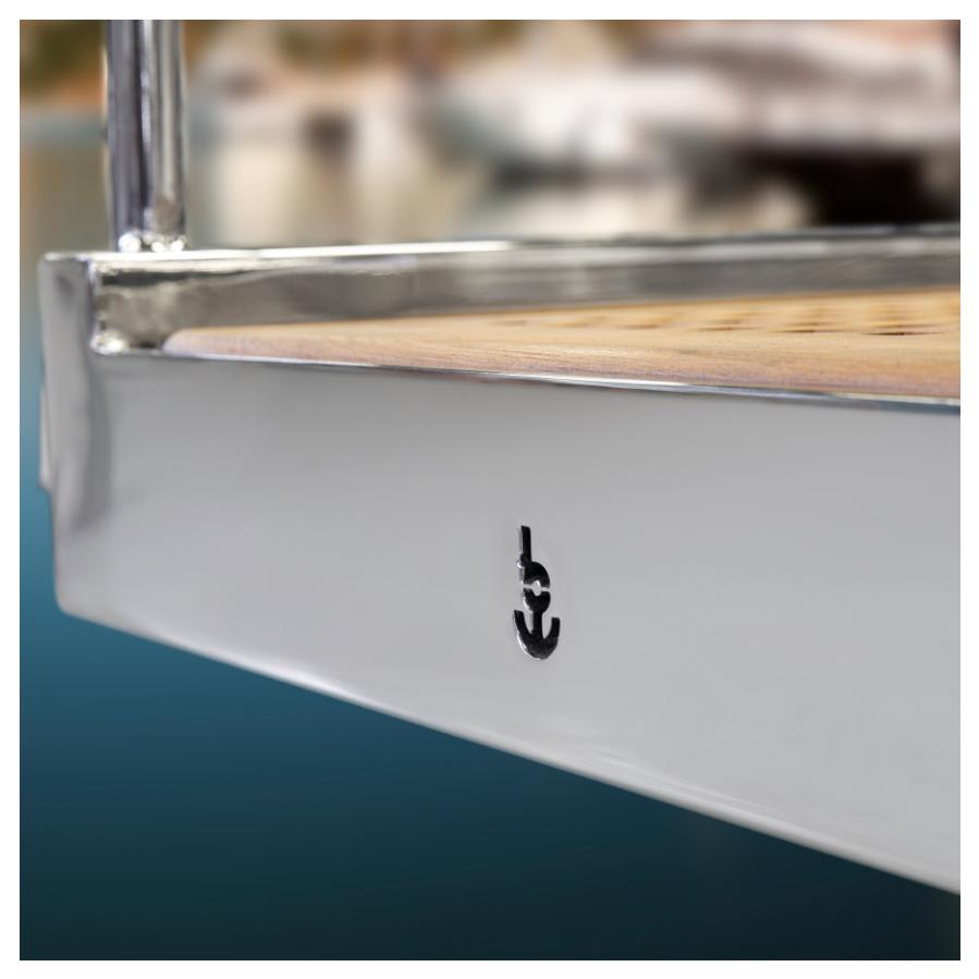 Dettaglio di passerella idraulica a scomparsa installata su barca a motore