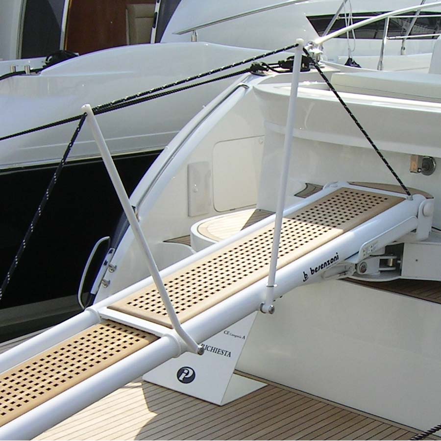 Besenzoni PI 464 SMART Passerella telescopica idraulica esterna girevole telescopica per barche a vela e yacht, usata come gru verniciata bianca
