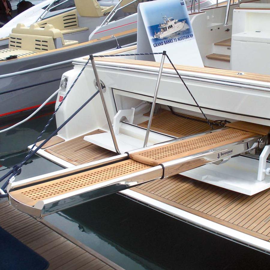  Besenzoni pi-489-turning-era Passerella telescopica e girevole con funzioni automatiche raggruppa funzione di passerella e gruetta per il sollevamento di tender 200 kg a scomparsa in vano garage