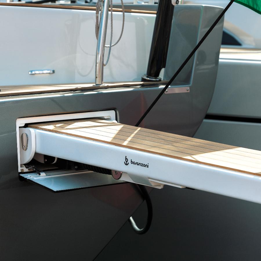 Dettaglio di passerella elettrica bianca su barca a vela