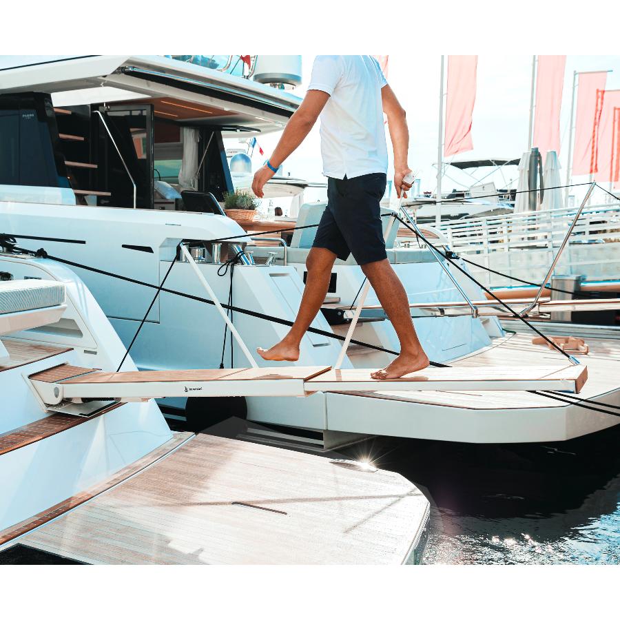 LaPasserella elettrica modello PE 661 con pedana in teak e candelieri