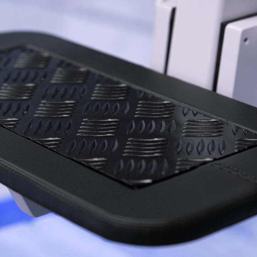 Dettaglio della pedana con finitura in mandorlato