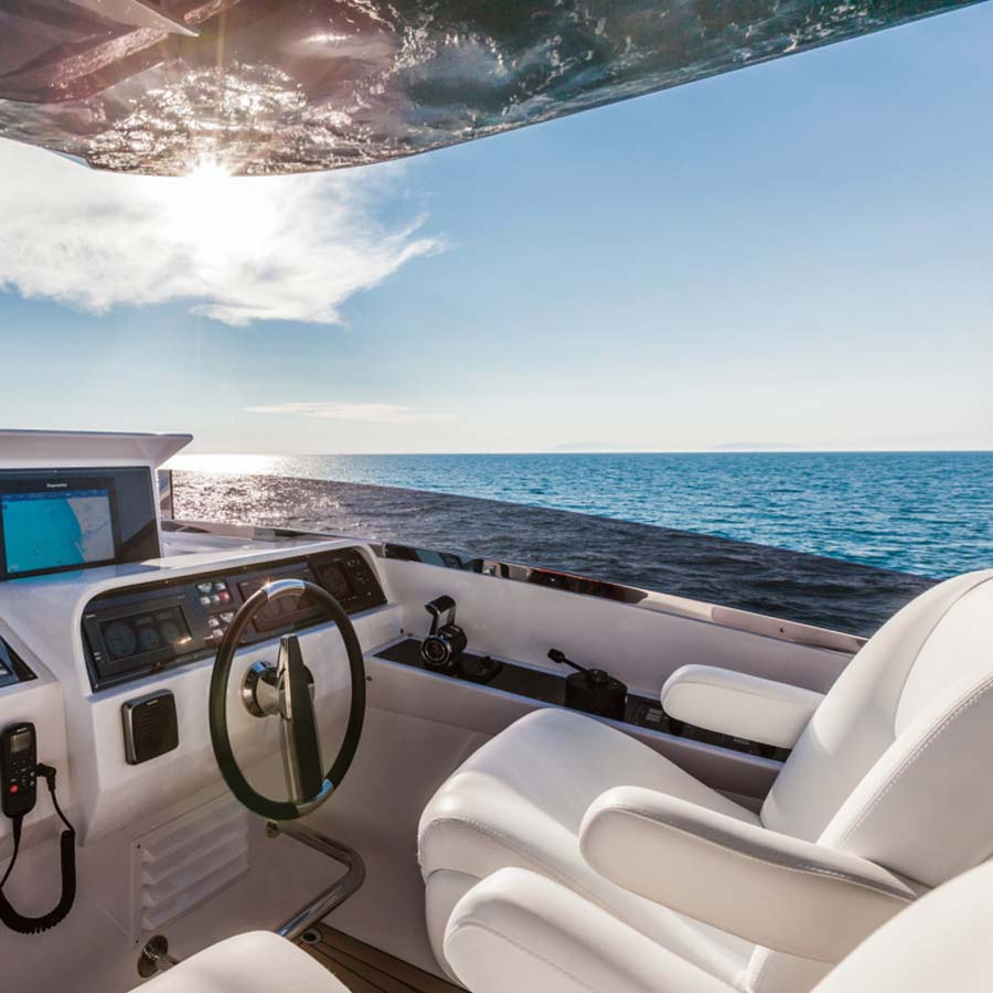 Seduta Besenzoni P 227 - Sedute e divanetti nautici coppia installata sul flybridge con rivestimento in sky bianco