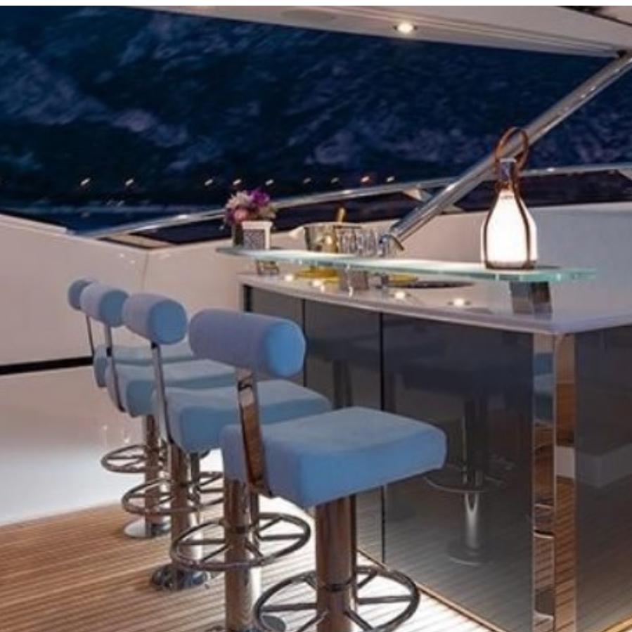 poltroncina bar con schienale e poggiapiedi installato sul flybridge