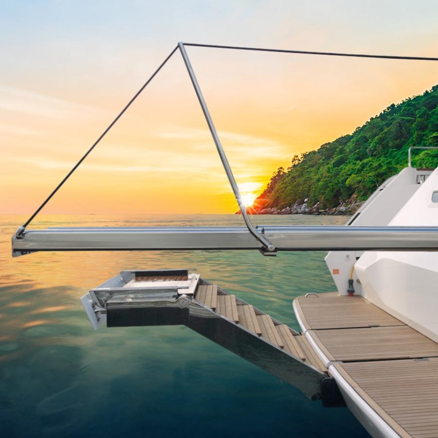 Besenzoni Scala SP 603 con movimentazione automatica abbina la funzione di passerella e tender lift grazie alla piattaforma di sollevamento telescopica installata a bordo con passerella Pi 395 vicina