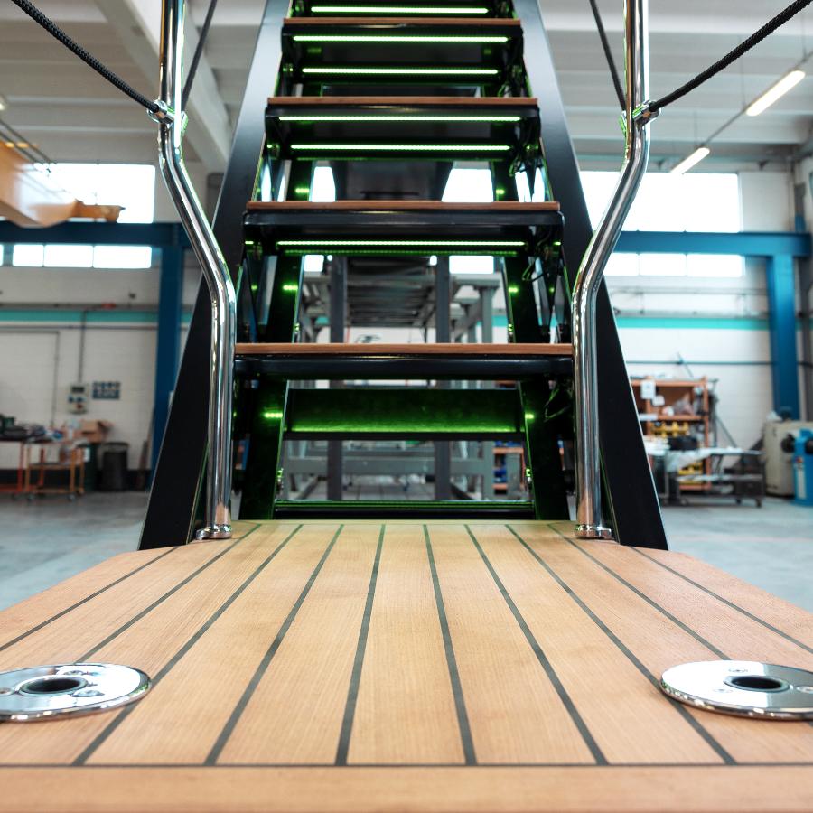 Vista dal basso della scala passerella SP 490 con led