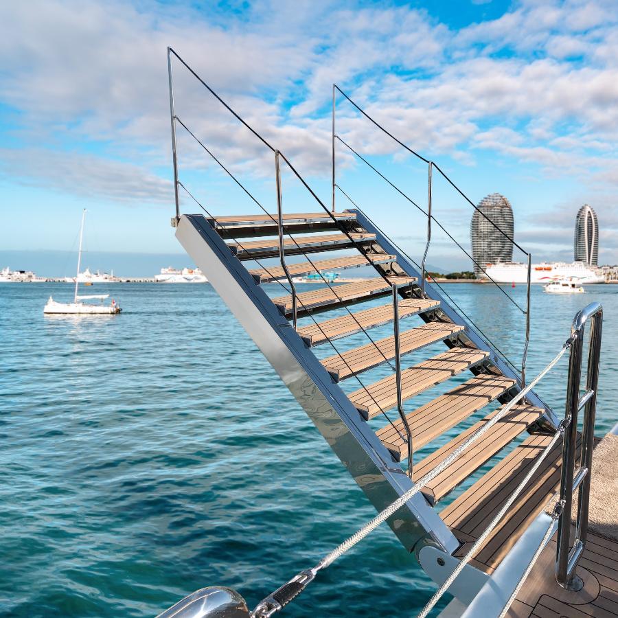 bBesenzoni SP 602 scala/passerella rientrante multifunzione movimentazione automatica, si inclinata verso l'alto , auto-livellamento dei gradini in teak con struttura in acciaio lucido 