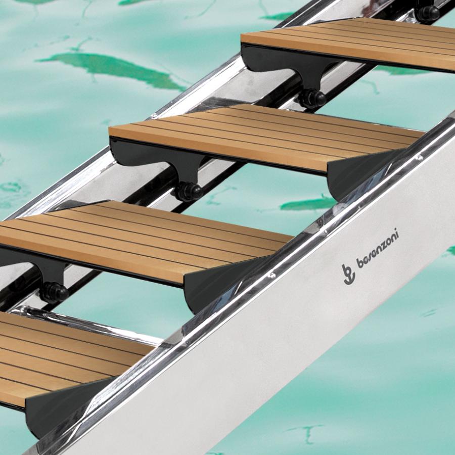 Dettaglio ravvicinato degli scalini in teak della scala-passerella SP 600 G