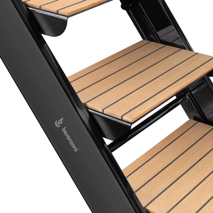 dettaglio dello scalino in simil teak e struttura verniciata nero